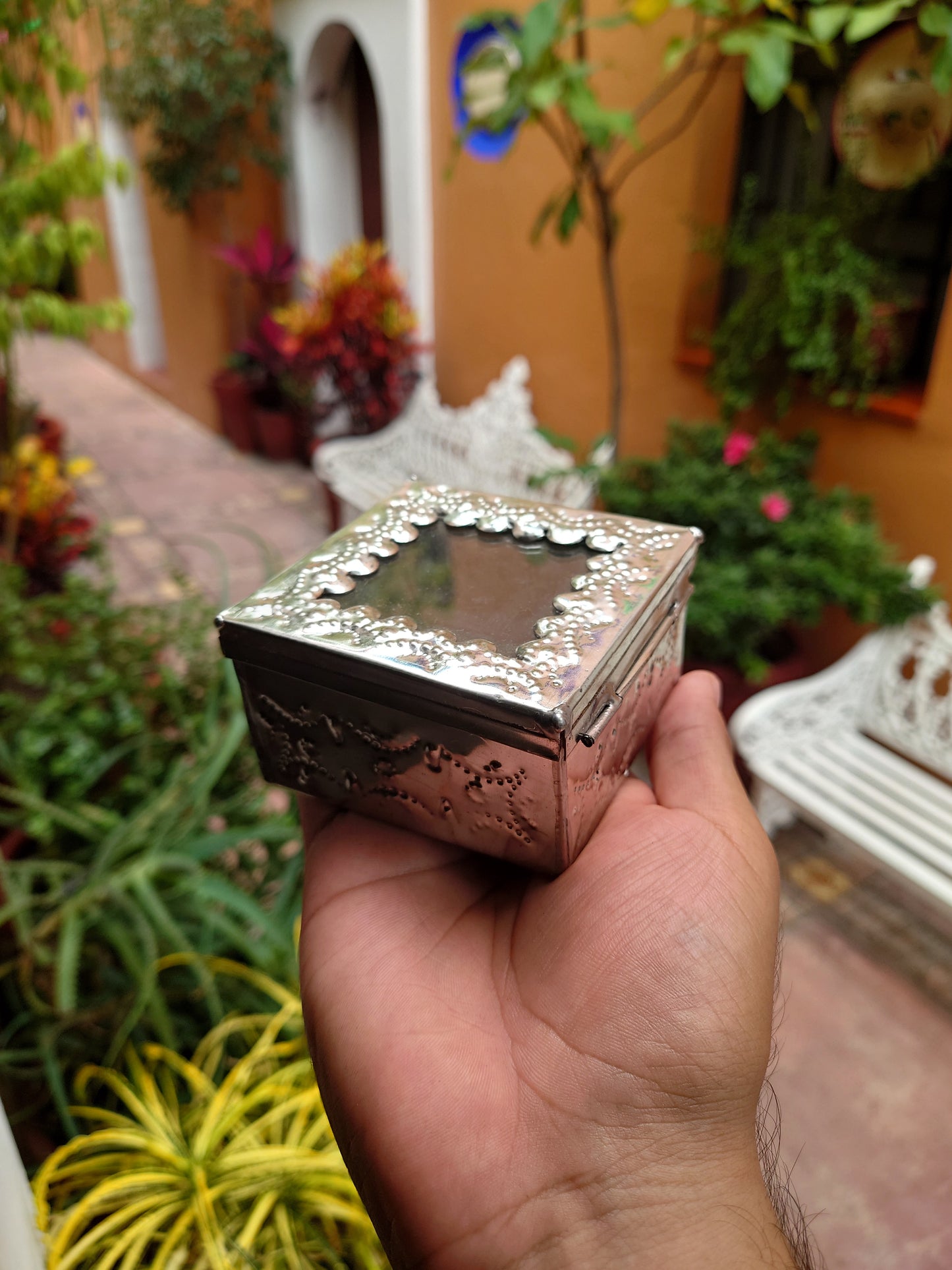 Alhajero artesanal cuadrado de hojalata repujada – caja decorativa mexicana hecha a mano