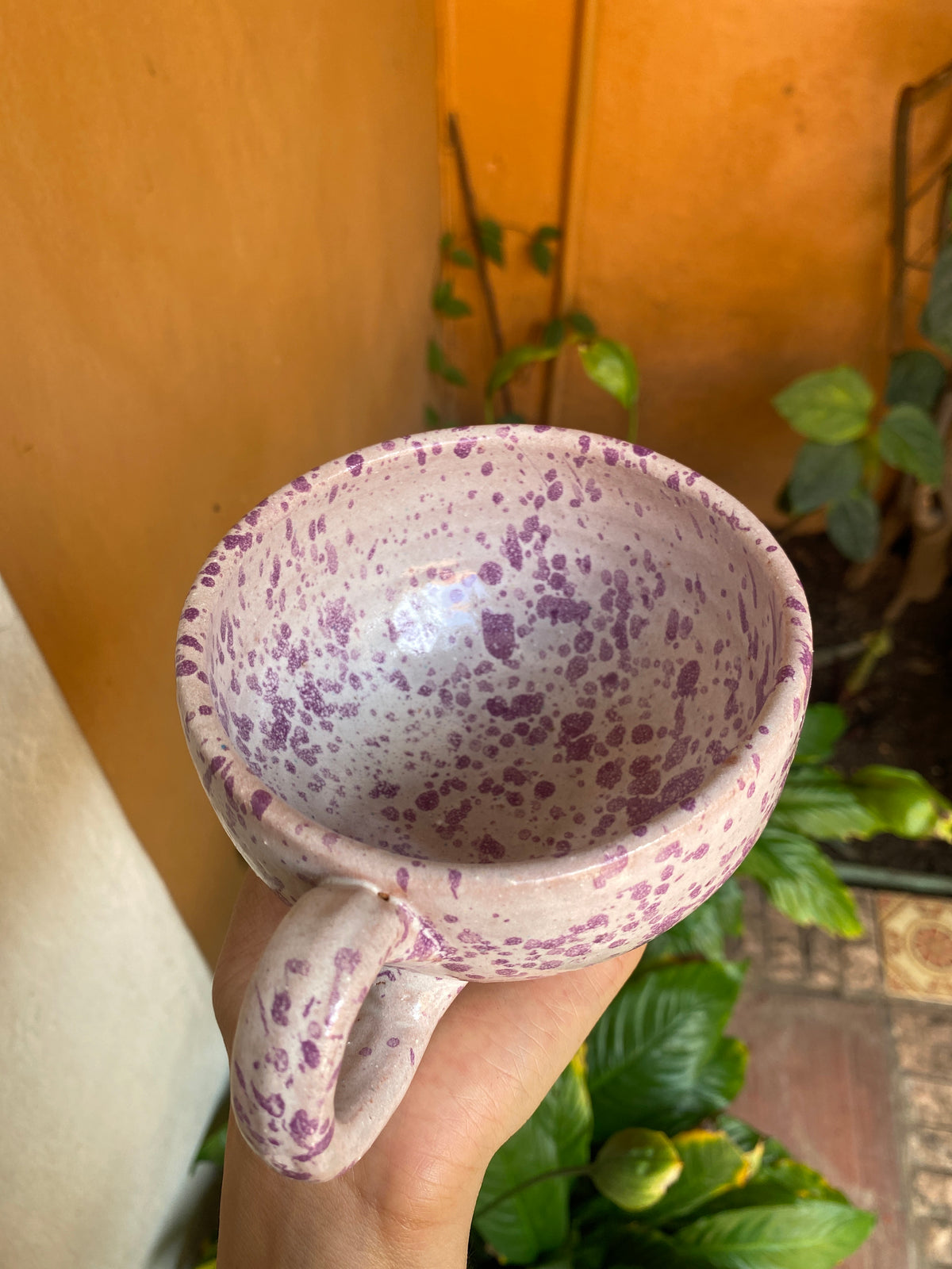 Taza Artesanal con Diseño Salpicado en Tonos Morados