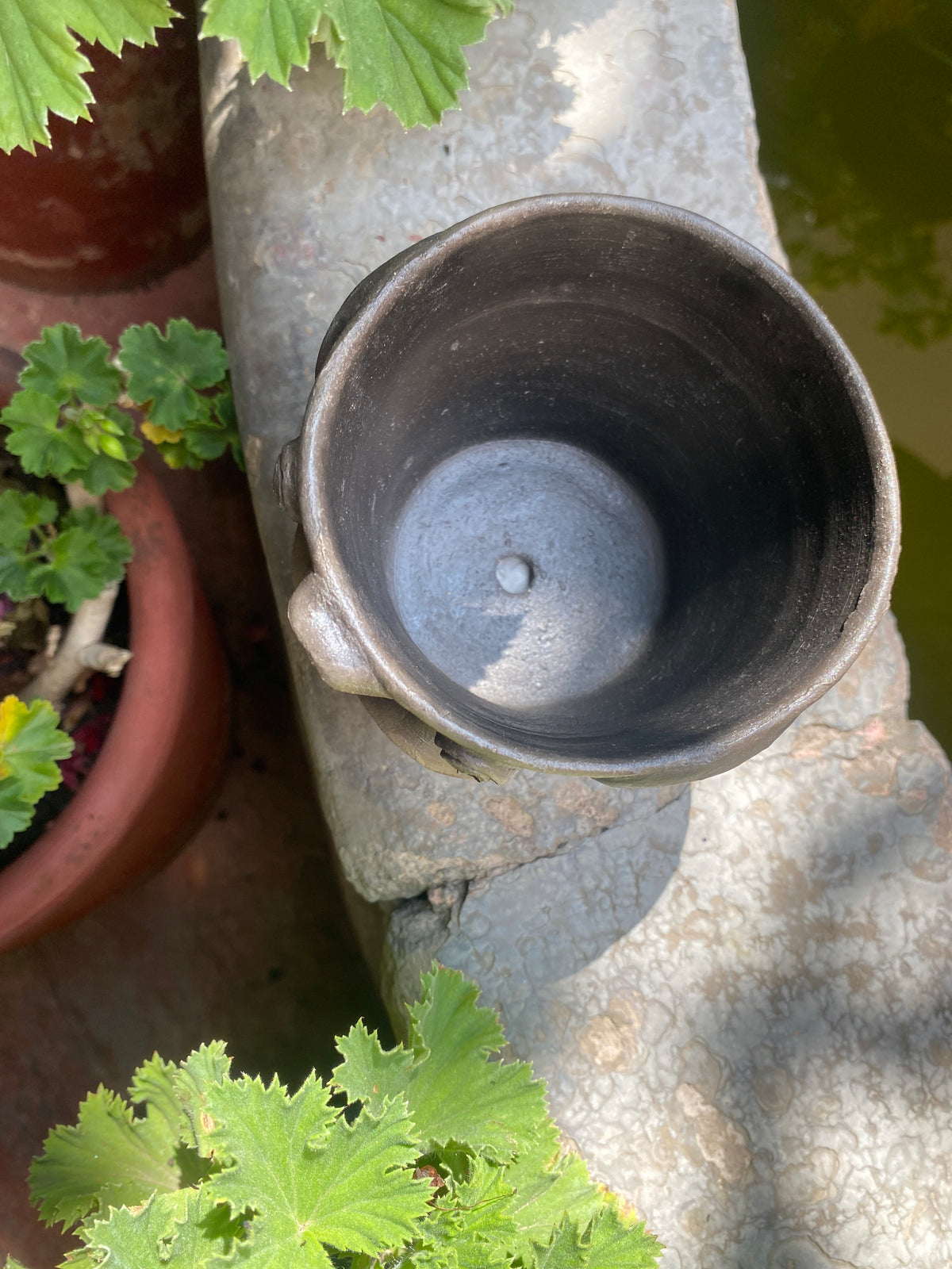 Vaso Artesanal de Barro Negro con Rostro de Animal