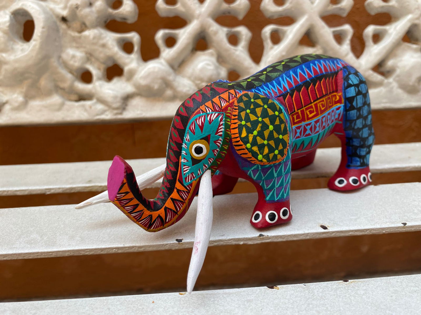 Alebrije de elefante en madera tallada con pintura acrílica – Artesanía de San Martín Tilcajete