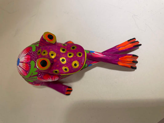 Alebrije de San Martín Tilcajete – Rana con Patas Cruzadas