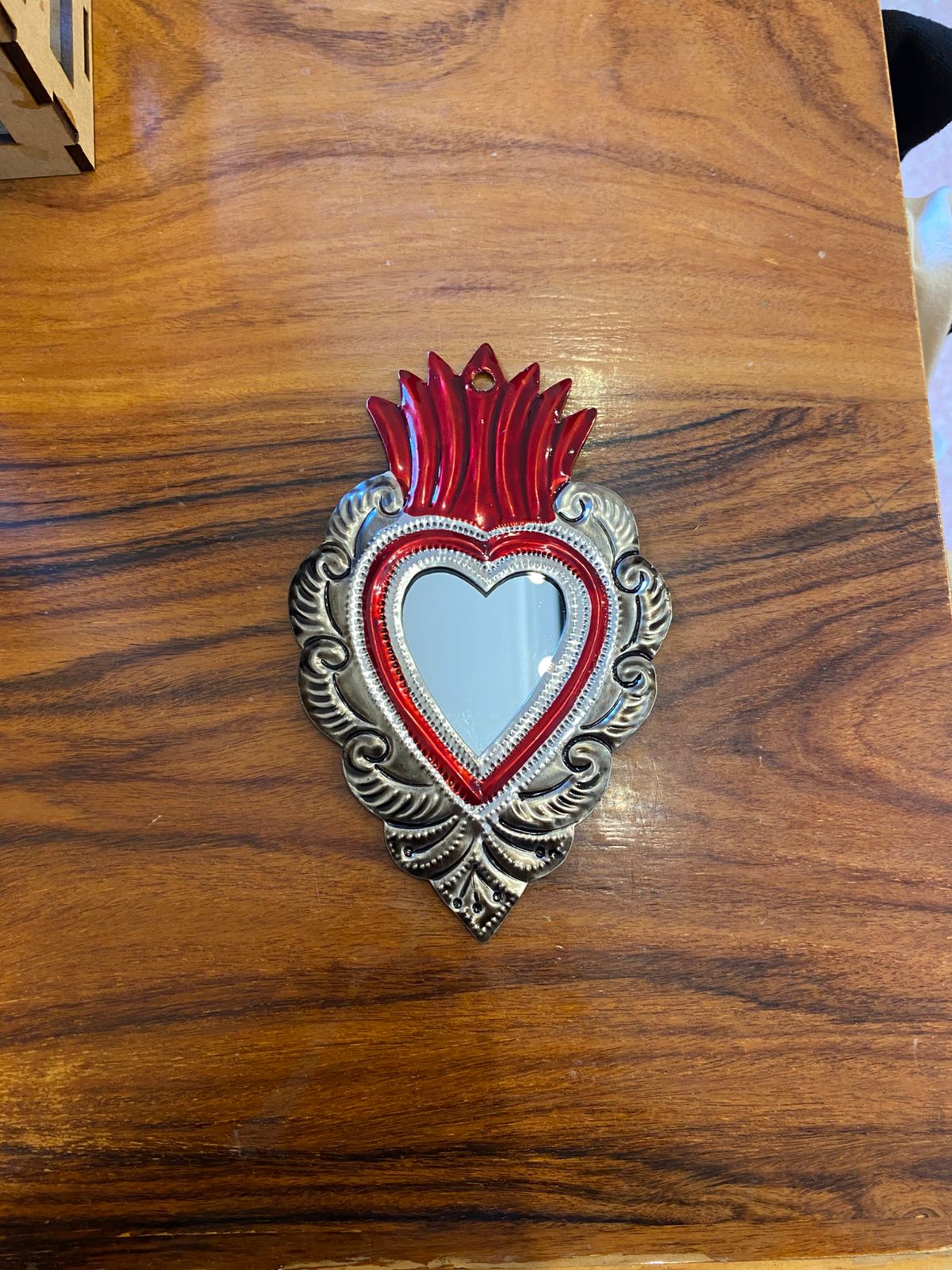 Corazón artesanal de hojalata con espejo – Sagrado Corazón mexicano hecho a mano para colgar