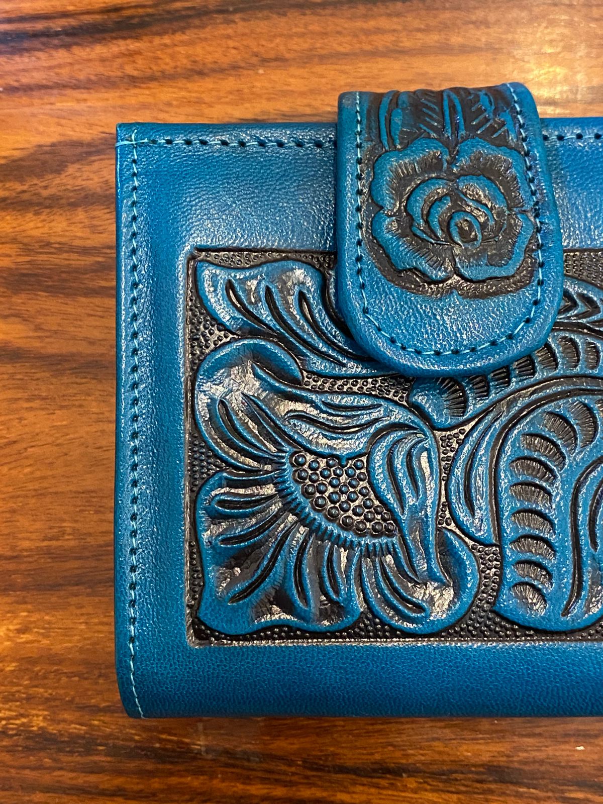 Cartera artesanal de piel repujada color azul turquesa – billetera mexicana hecha a mano en cuero genuino
