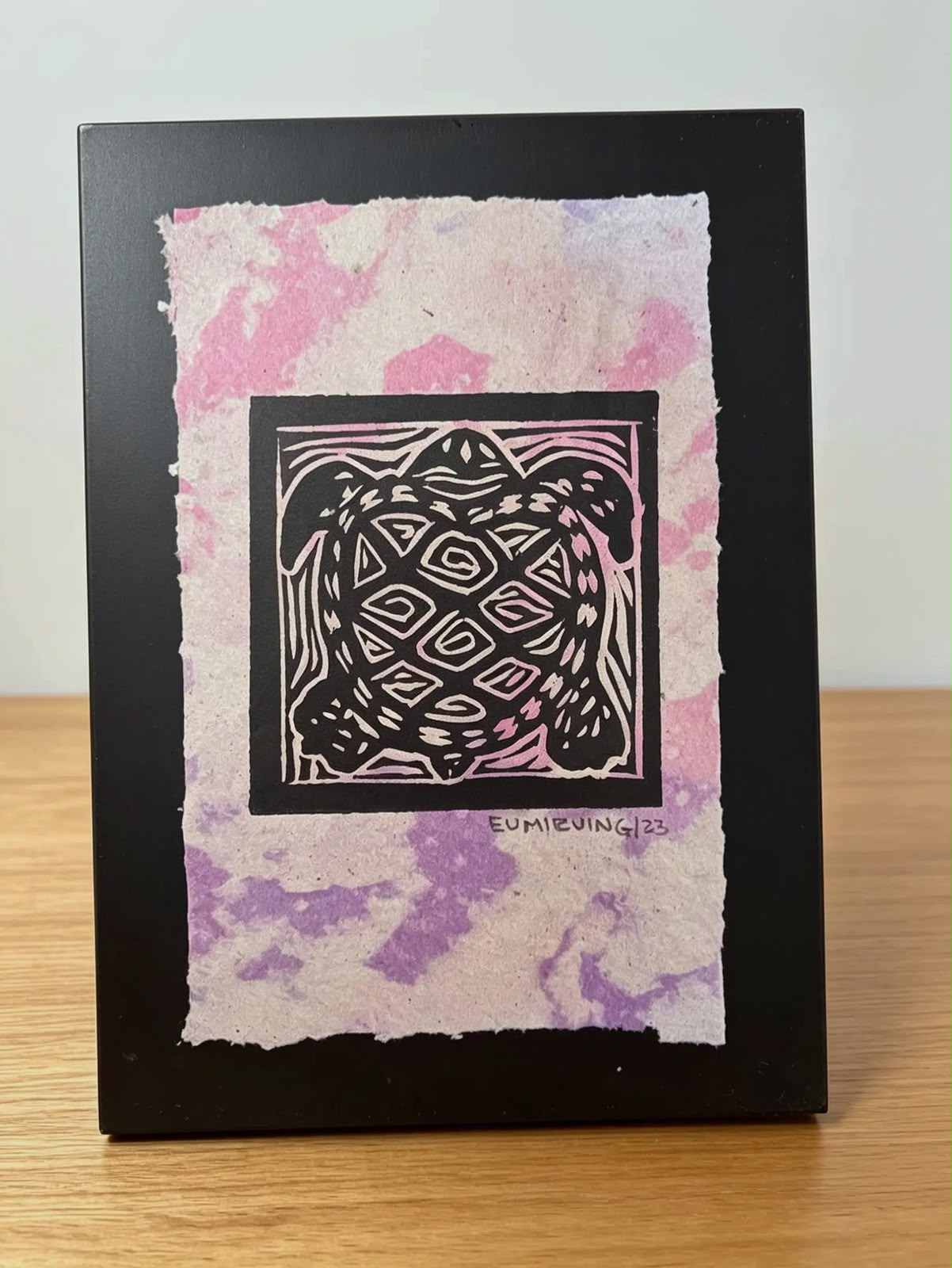 Grabado Artesanal de Tortuga sobre Papel Teñido Tie-Dye | Arte Oaxaqueño
