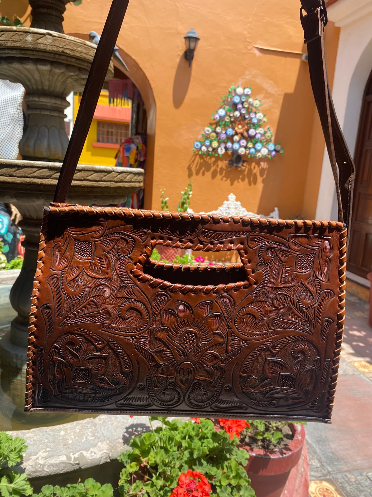 Bolso Artesanal de Piel Repujada a Mano | Flores Talladas | Hecho en Oaxaca