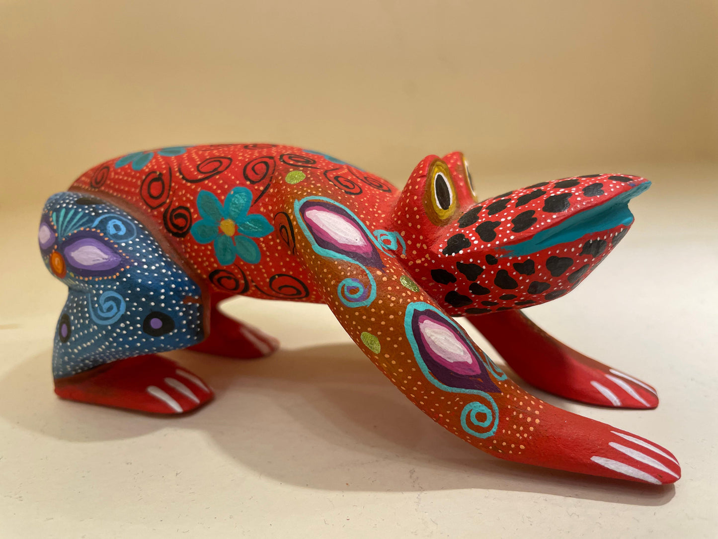 Alebrije de rana color rojo con iconografía zapoteca – San Martín Tilcajete Oaxaca