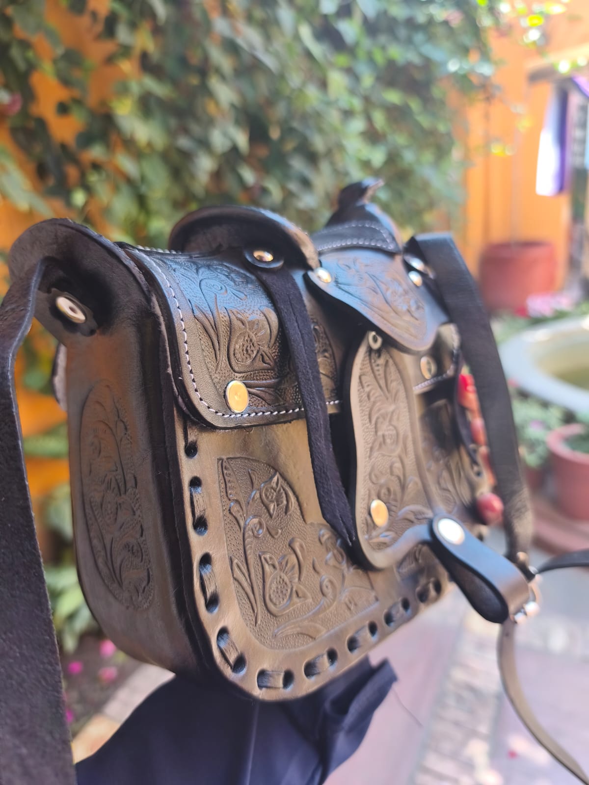 Bolso mediano de piel auténtica en técnica de talabartería negro – hecho a mano en Oaxaca, México.