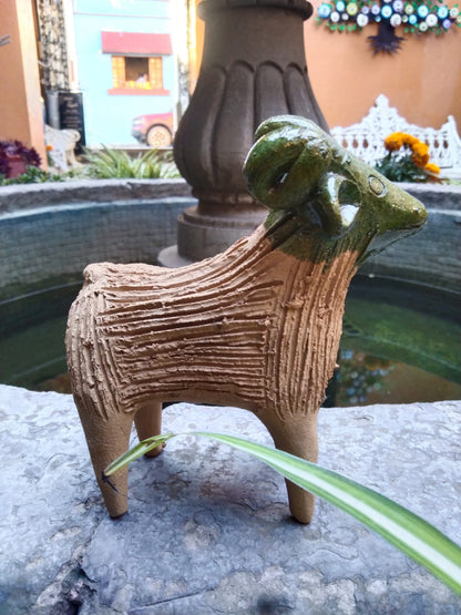Figura de Borrego en Barro Artesanal – Pieza Única Hecha a Mano