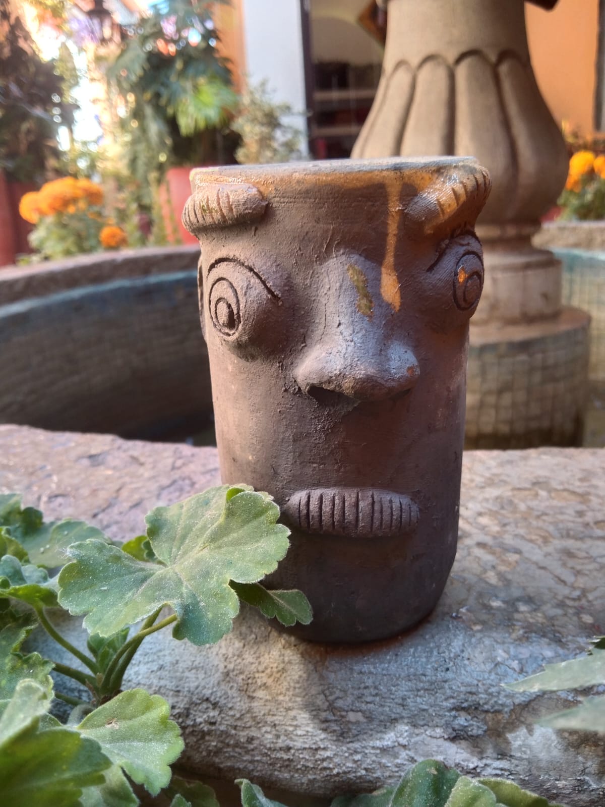 Vaso de Barro con Cara Hecho y Pintado a Mano