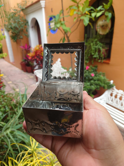 Alhajero artesanal cuadrado de hojalata repujada – caja decorativa mexicana hecha a mano