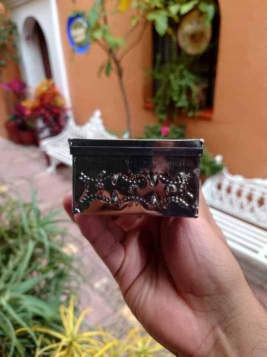 Alhajero artesanal cuadrado de hojalata repujada – caja decorativa mexicana hecha a mano