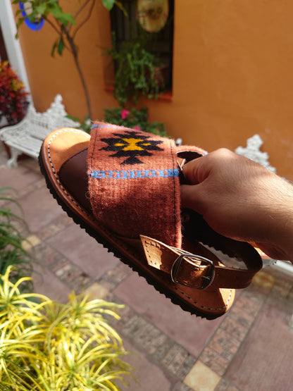 Huarache artesanal con empeine de lana – sandalia mexicana hecha a mano en piel color shedron