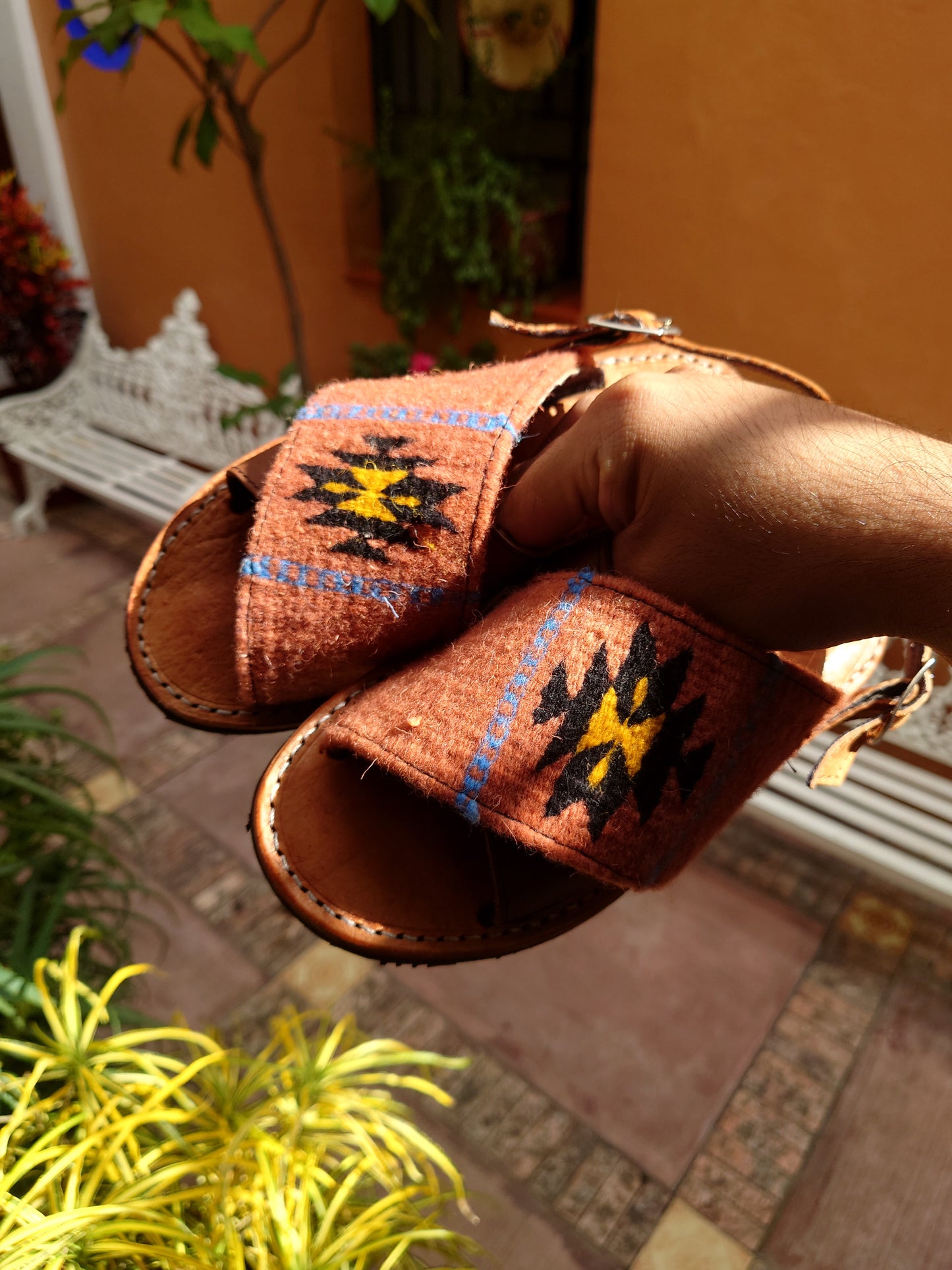 Huarache artesanal con empeine de lana – sandalia mexicana hecha a mano en piel color shedron