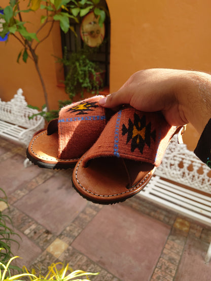 Huarache artesanal con empeine de lana – sandalia mexicana hecha a mano en piel color shedron