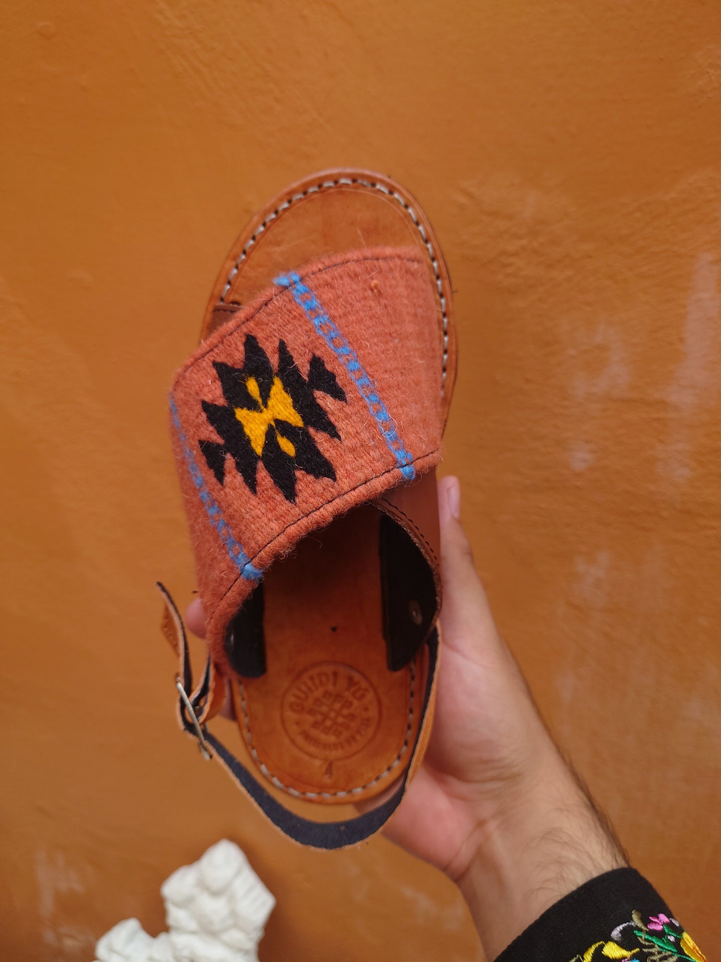Huarache artesanal con empeine de lana – sandalia mexicana hecha a mano en piel color shedron