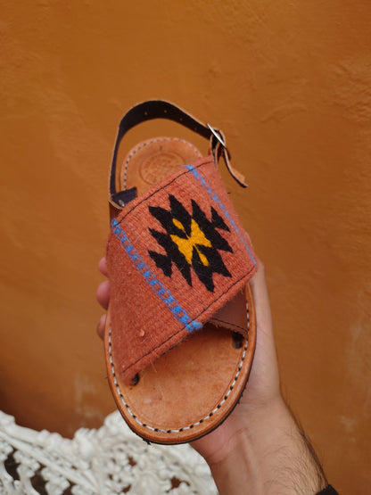 Huarache artesanal con empeine de lana – sandalia mexicana hecha a mano en piel color shedron