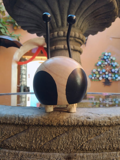 Catarina Roja de Madera Artesanal con Antenitas Negras – 9 cm