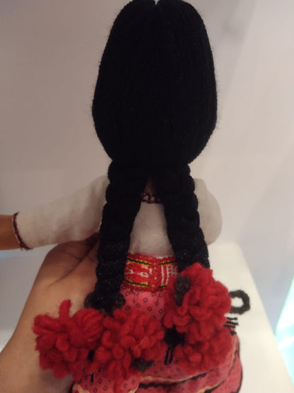 Muñeca de Trapo Artesanal con Saxofón y Trenzas