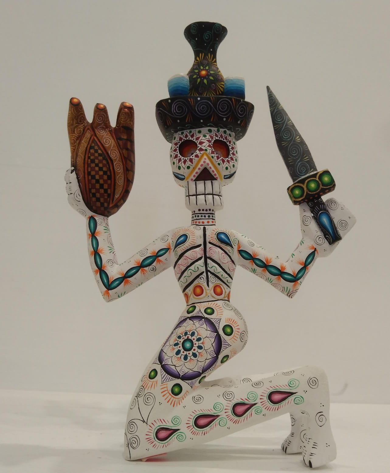 Catrín Tallado y Pintado a Mano con Corazón y Daga