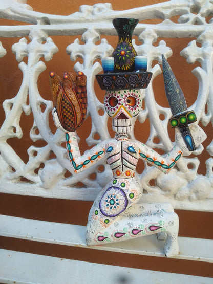 Catrín Tallado y Pintado a Mano con Corazón y Daga