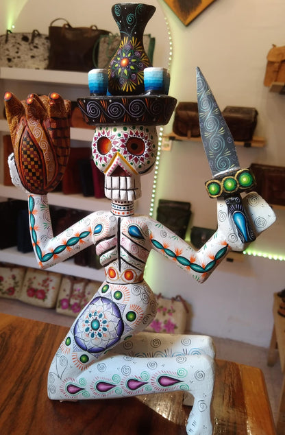 Catrín Tallado y Pintado a Mano con Corazón y Daga