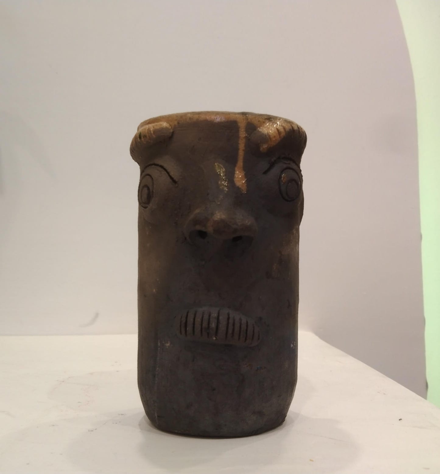 Vaso de Barro con Cara Hecho y Pintado a Mano