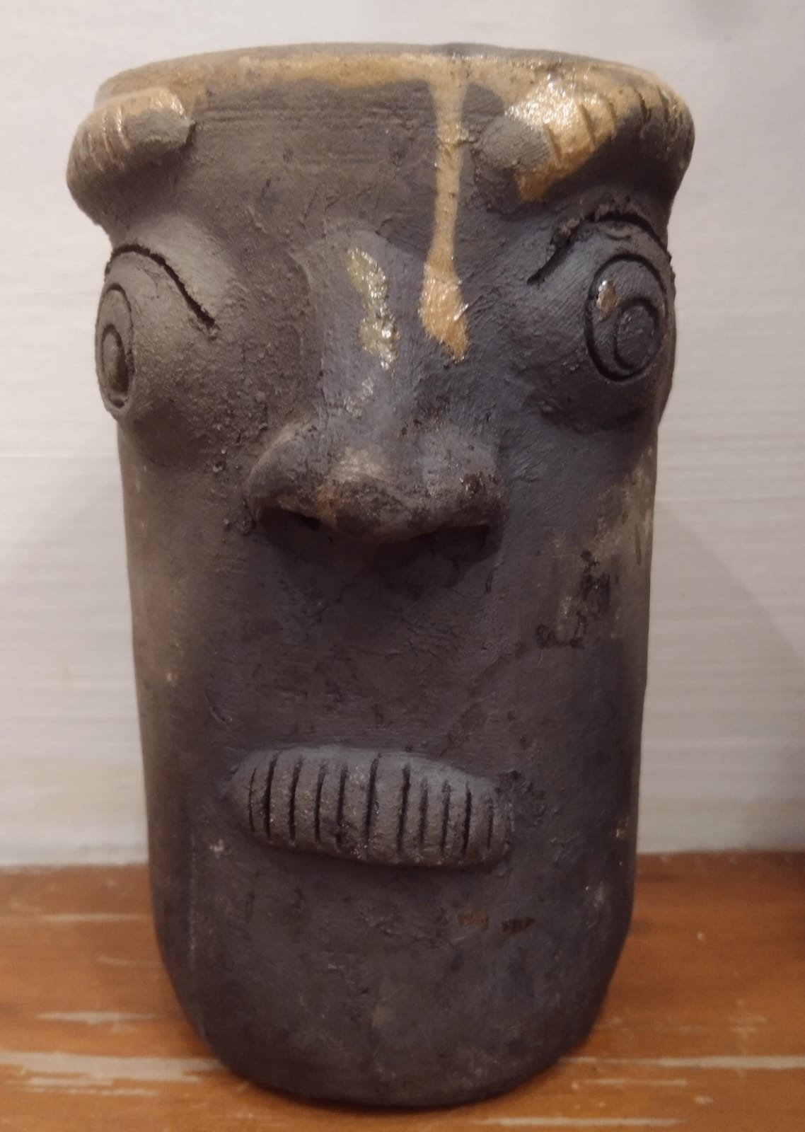 Vaso de Barro con Cara Hecho y Pintado a Mano