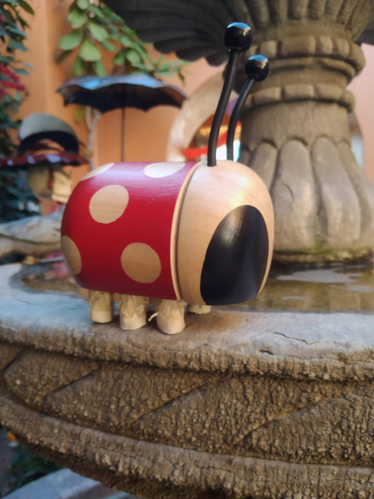 Catarina Roja de Madera Artesanal con Antenitas Negras – 9 cm