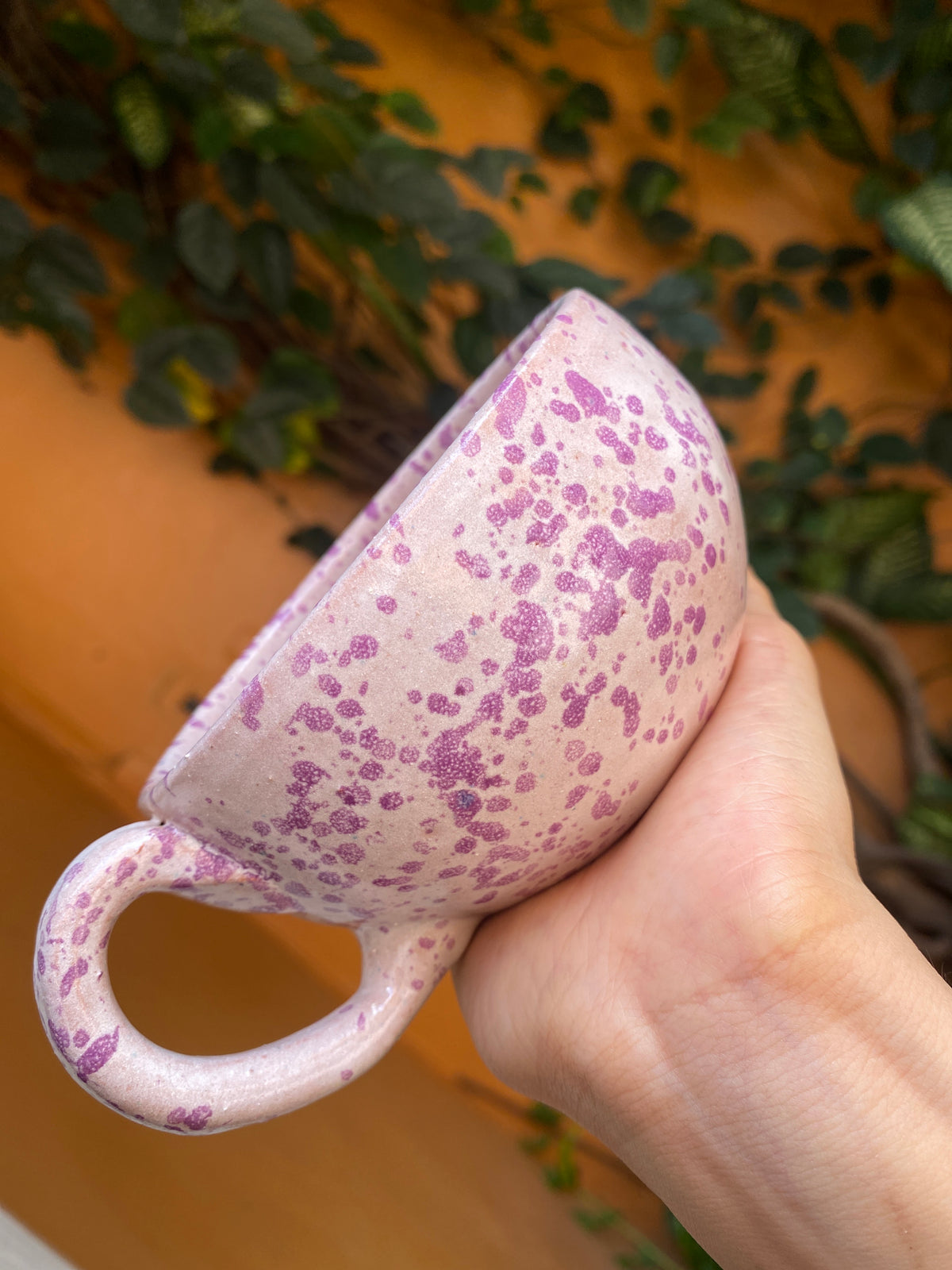 Taza Artesanal con Diseño Salpicado en Tonos Morados