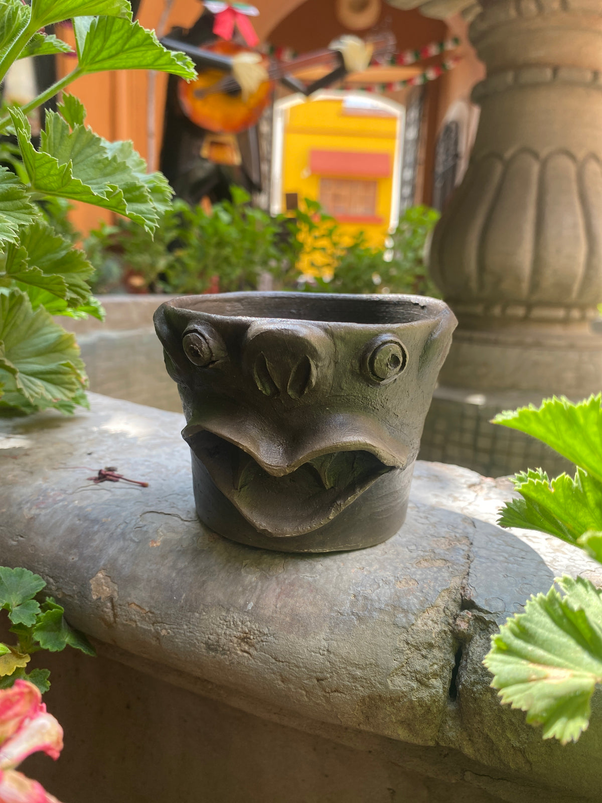 Vaso Artesanal de Barro Negro con Rostro de Animal