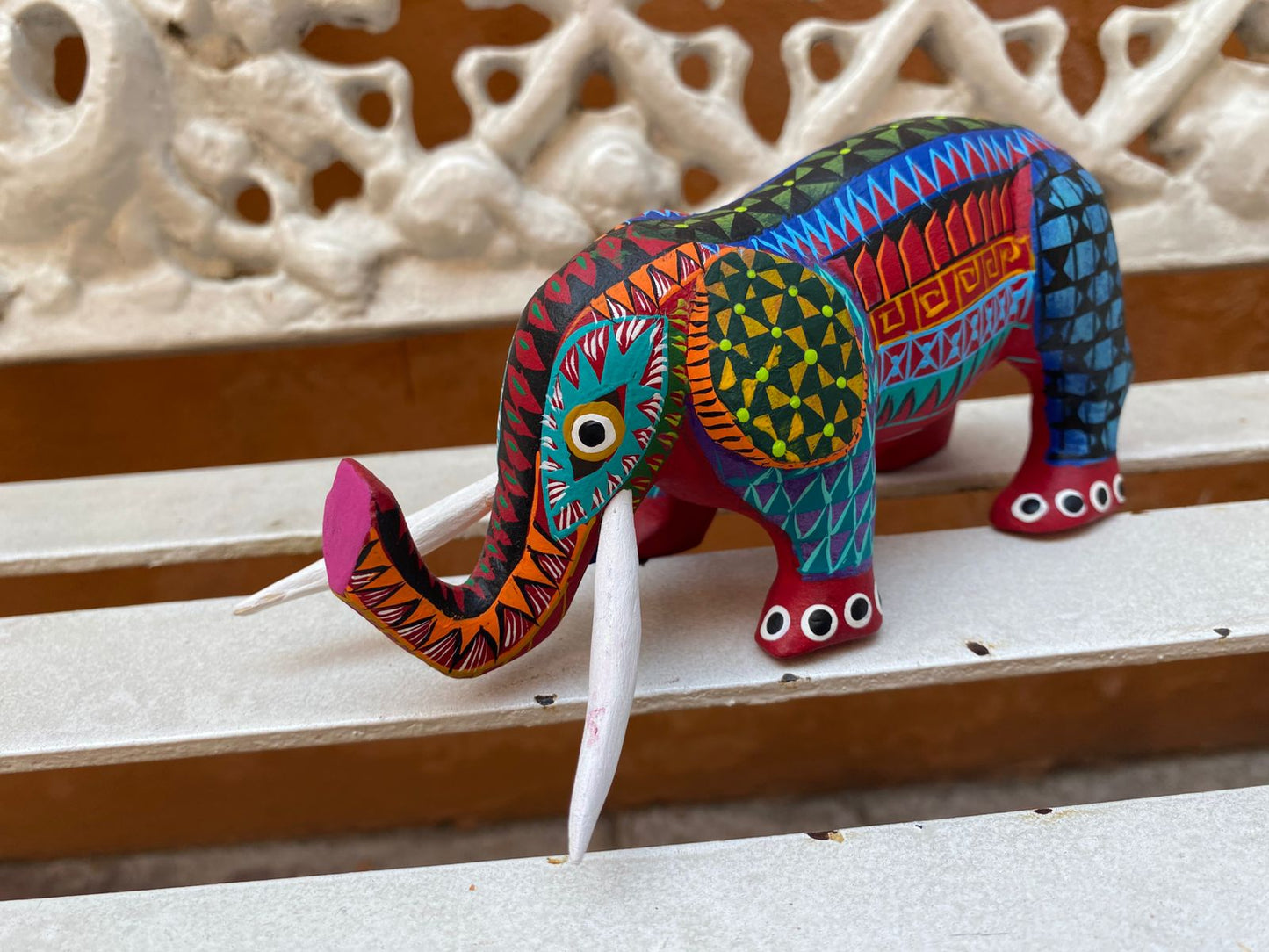 Alebrije de elefante en madera tallada con pintura acrílica – Artesanía de San Martín Tilcajete