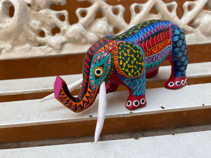 Alebrije de elefante en madera tallada con pintura acrílica – Artesanía de San Martín Tilcajete