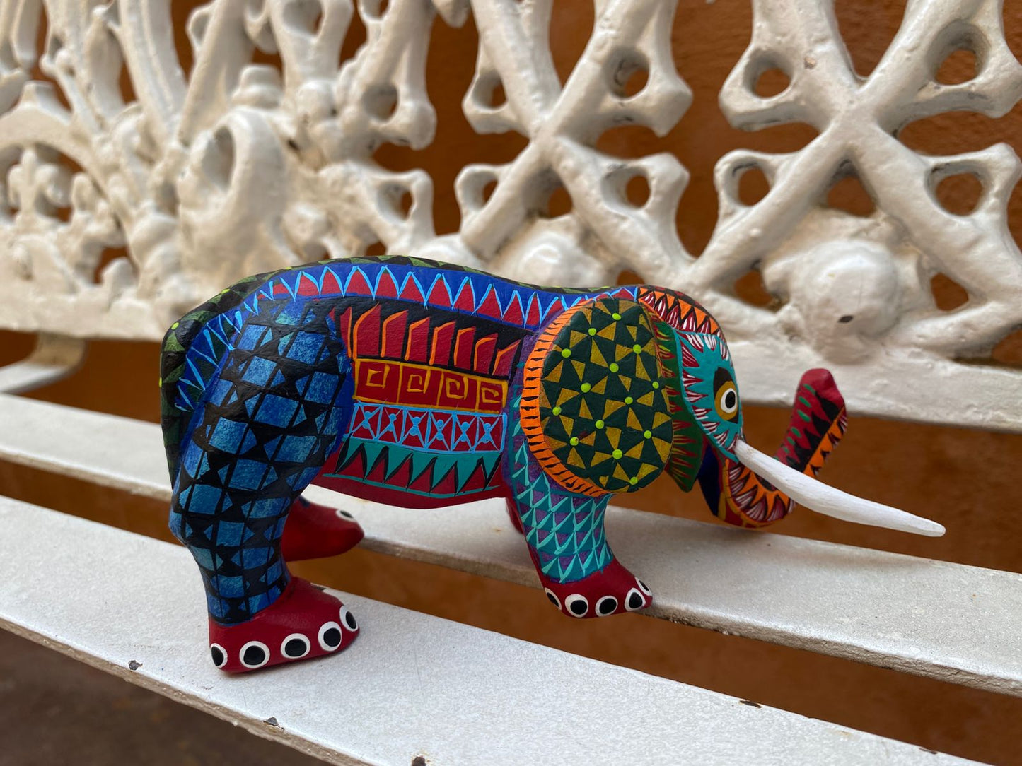 Alebrije de elefante en madera tallada con pintura acrílica – Artesanía de San Martín Tilcajete