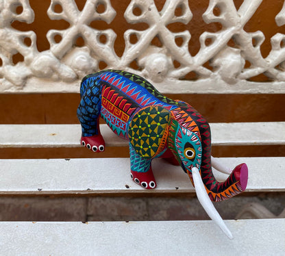 Alebrije de elefante en madera tallada con pintura acrílica – Artesanía de San Martín Tilcajete