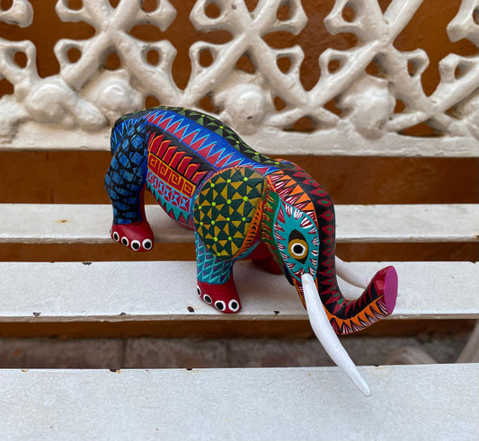 Alebrije de elefante en madera tallada con pintura acrílica – Artesanía de San Martín Tilcajete