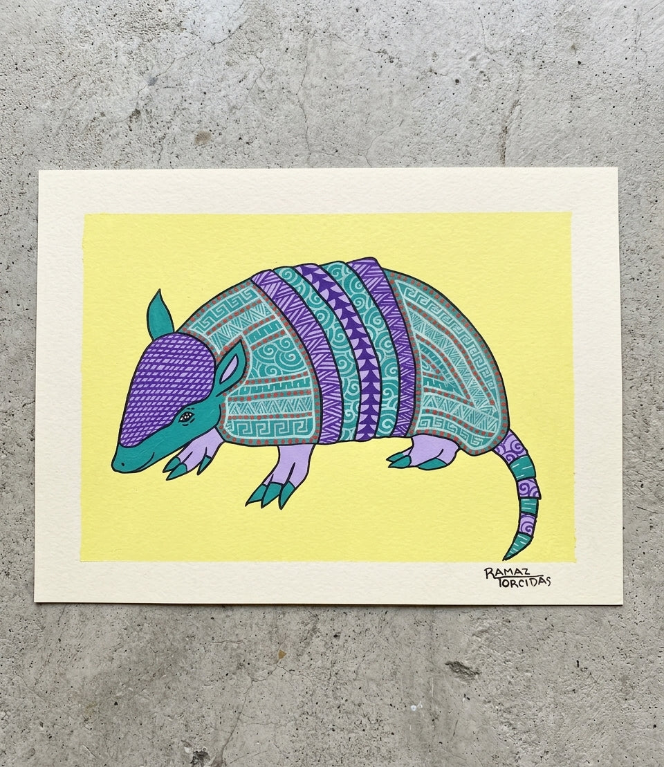 Ilustración artesanal de armadillo estilo alebrije – dibujo a mano con marcadores sobre fondo amarillo