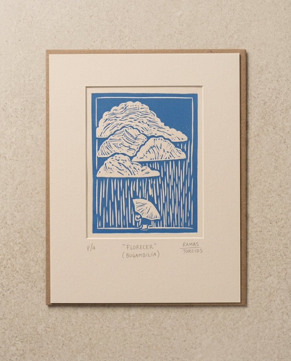 Grabado artesanal de lluvia y nubes – obra gráfica mexicana impresa a mano en azul