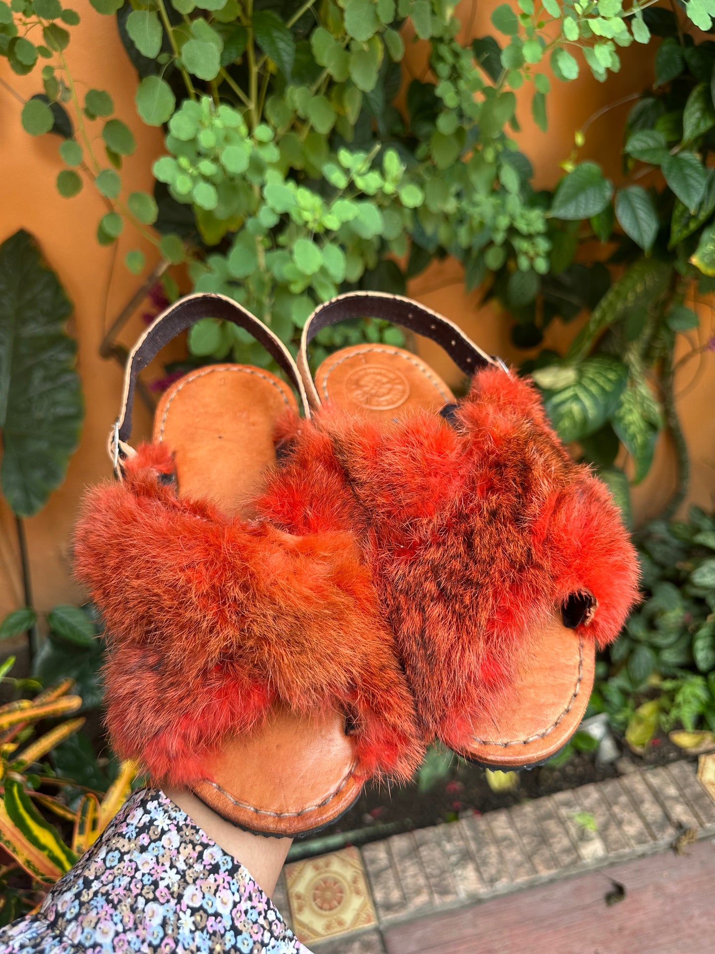 Huaraches artesanales de pelo o peluche rojo – sandalia mexicana hecho a mano en cuero