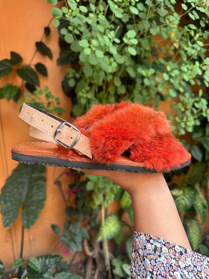 Huaraches artesanales de pelo o peluche rojo – sandalia mexicana hecho a mano en cuero