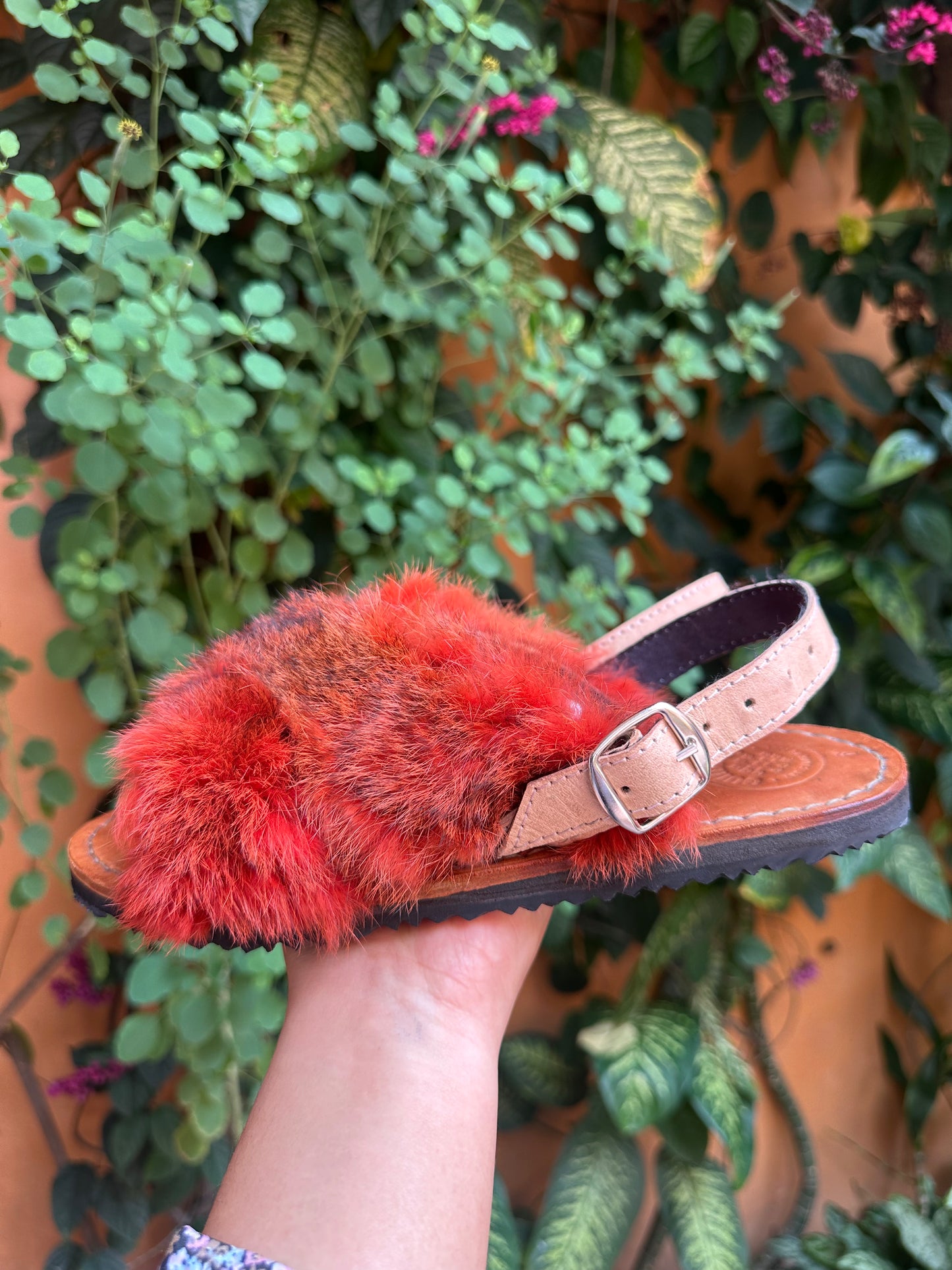 Huaraches artesanales de pelo o peluche rojo – sandalia mexicana hecho a mano en cuero