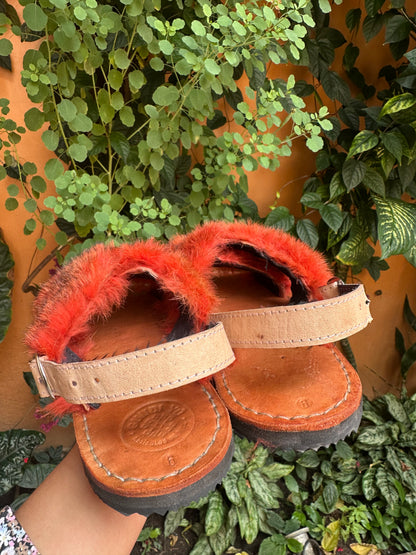Huaraches artesanales de pelo o peluche rojo – sandalia mexicana hecho a mano en cuero