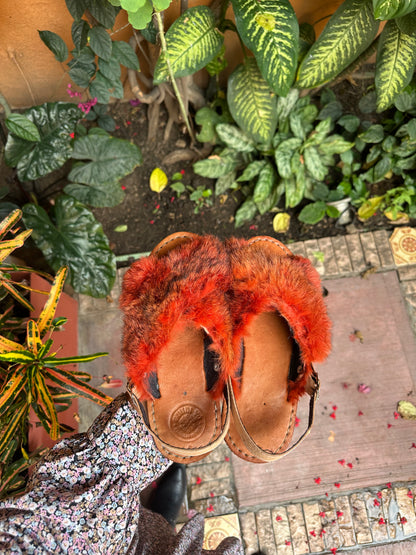 Huaraches artesanales de pelo o peluche rojo – sandalia mexicana hecho a mano en cuero