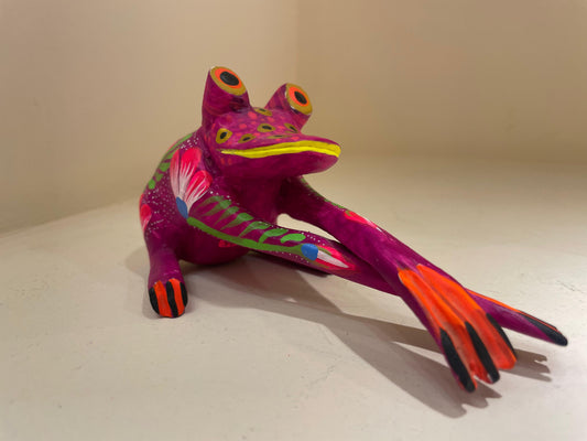 Alebrije de San Martín Tilcajete – Rana con Patas Cruzadas