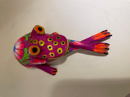 Alebrije de San Martín Tilcajete – Rana con Patas Cruzadas