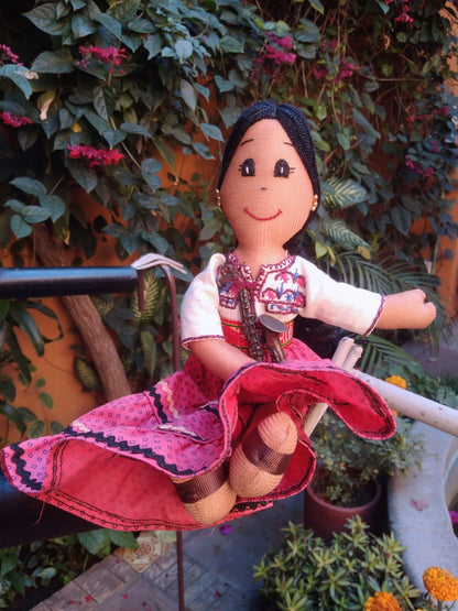 Muñeca de Trapo Artesanal con Saxofón y Trenzas