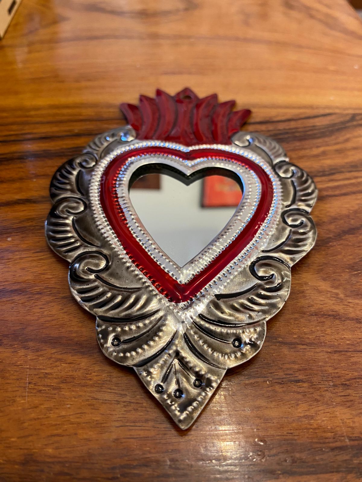 Corazón artesanal de hojalata con espejo – Sagrado Corazón mexicano hecho a mano para colgar