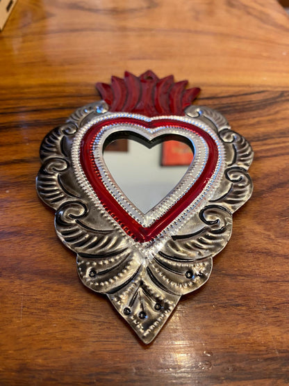 Corazón artesanal de hojalata con espejo – Sagrado Corazón mexicano hecho a mano para colgar