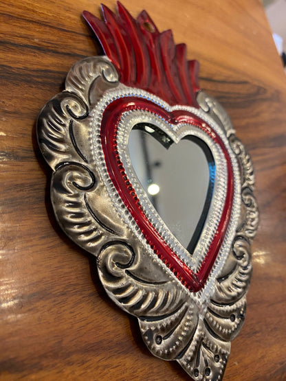 Corazón artesanal de hojalata con espejo – Sagrado Corazón mexicano hecho a mano para colgar
