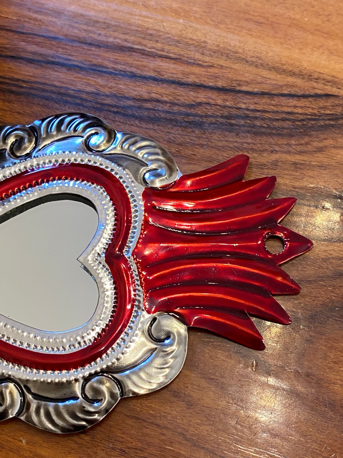 Corazón artesanal de hojalata con espejo – Sagrado Corazón mexicano hecho a mano para colgar