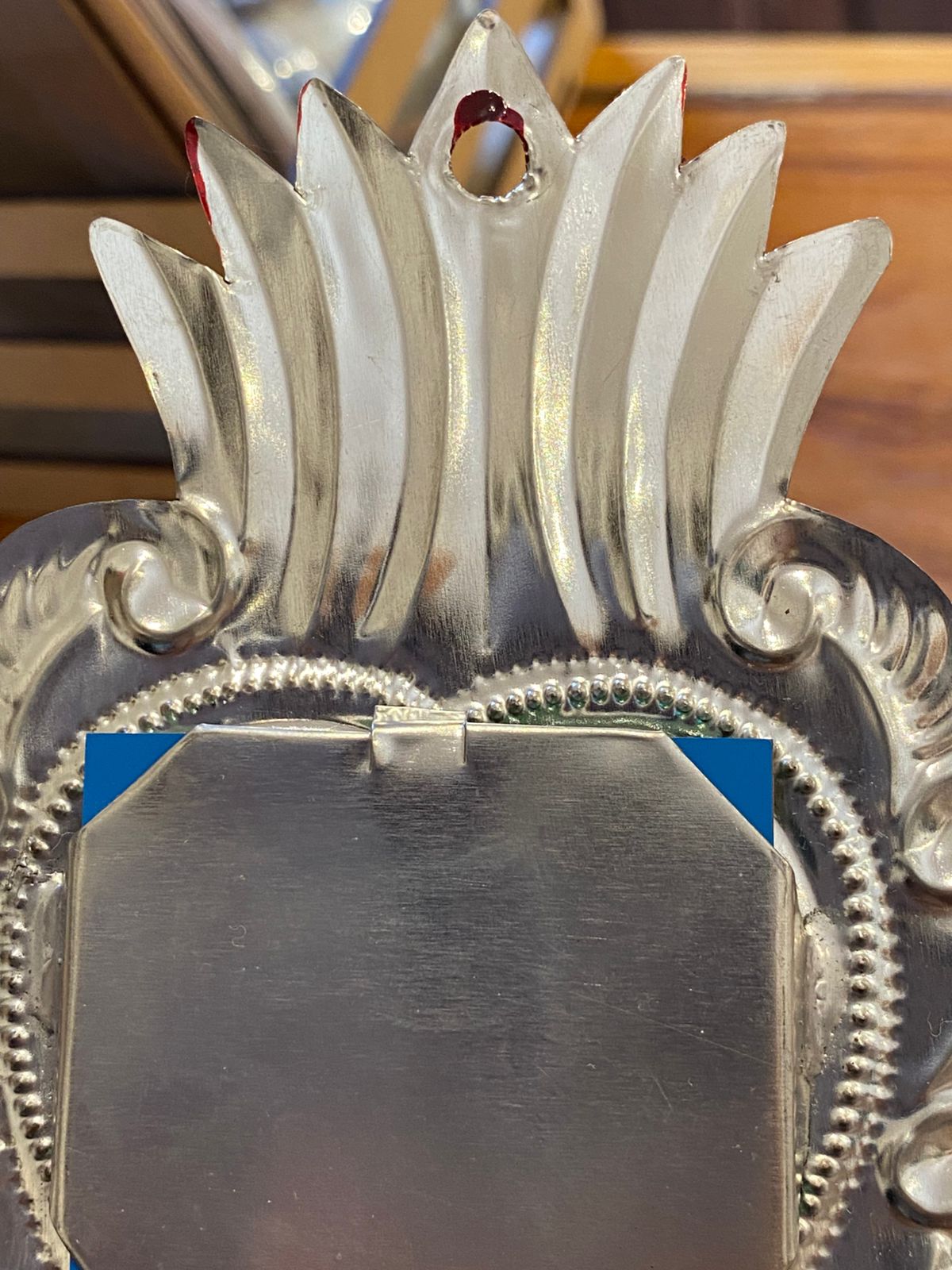 Corazón artesanal de hojalata con espejo – Sagrado Corazón mexicano hecho a mano para colgar